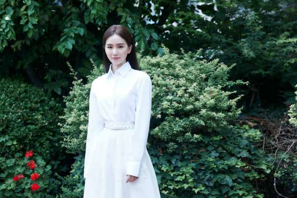 刘诗诗穿白衬衫精致优雅迷人比花娇