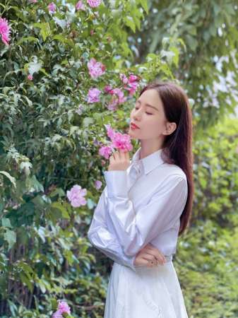 刘诗诗穿白衬衫精致优雅迷人比花娇