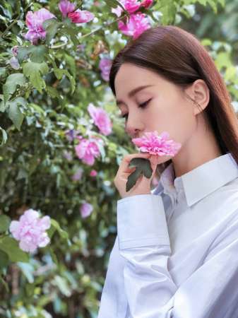 刘诗诗穿白衬衫精致优雅迷人比花娇