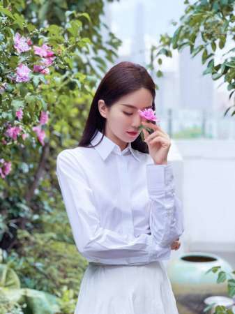 刘诗诗穿白衬衫精致优雅迷人比花娇