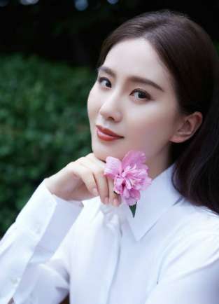 刘诗诗穿白衬衫精致优雅迷人比花娇