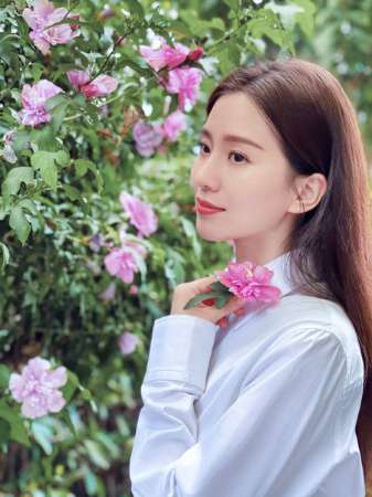 刘诗诗穿白衬衫精致优雅迷人比花娇