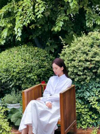 刘诗诗穿白衬衫精致优雅迷人比花娇