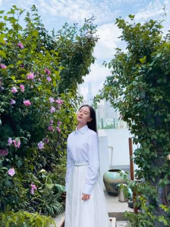 刘诗诗穿白衬衫精致优雅迷人比花娇