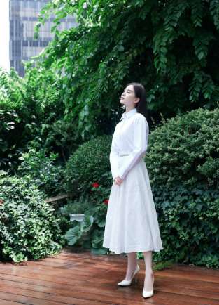 刘诗诗穿白衬衫精致优雅迷人比花娇