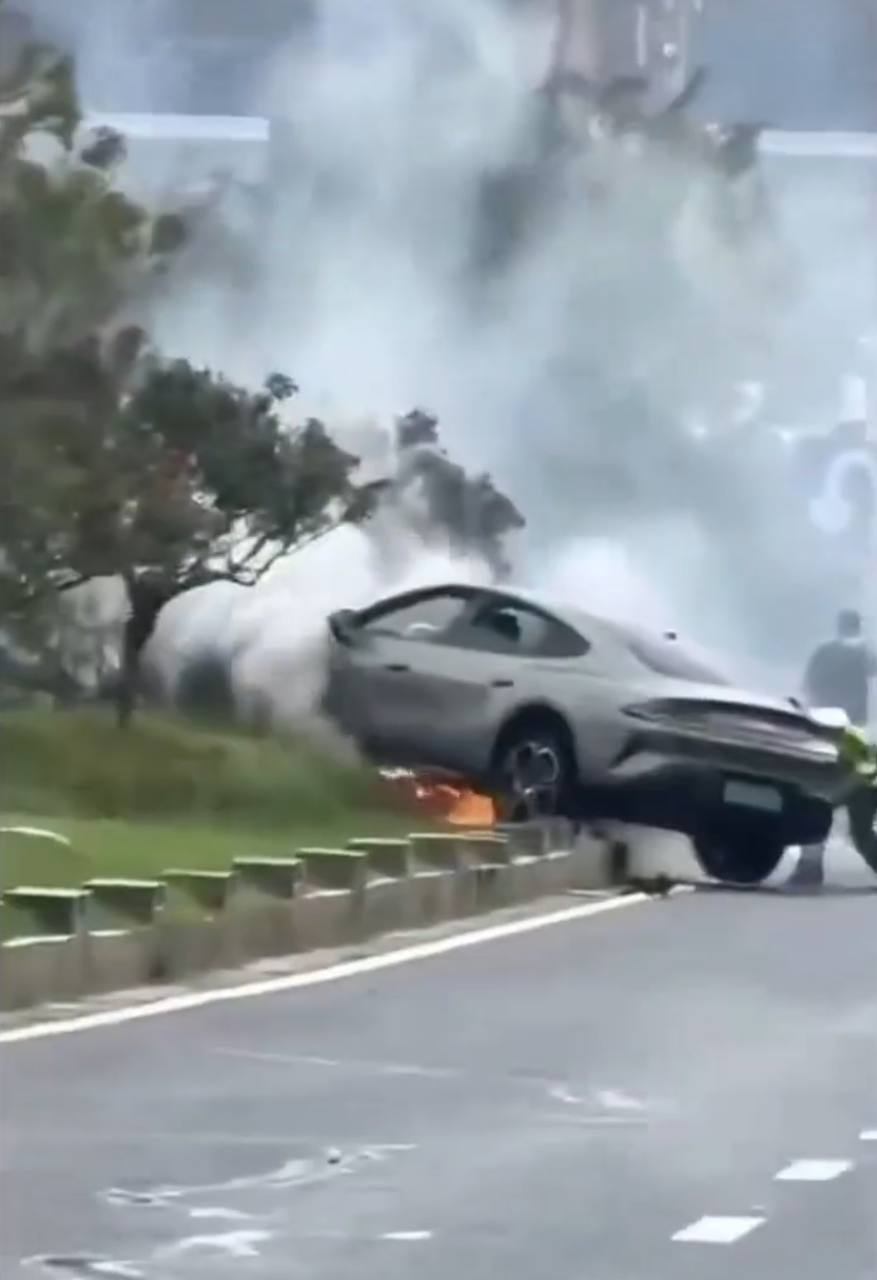 网传南京南站一辆小米 SU7 汽车冲进绿化带后底盘起火