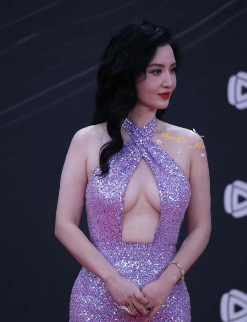 张萌礼服登上热搜